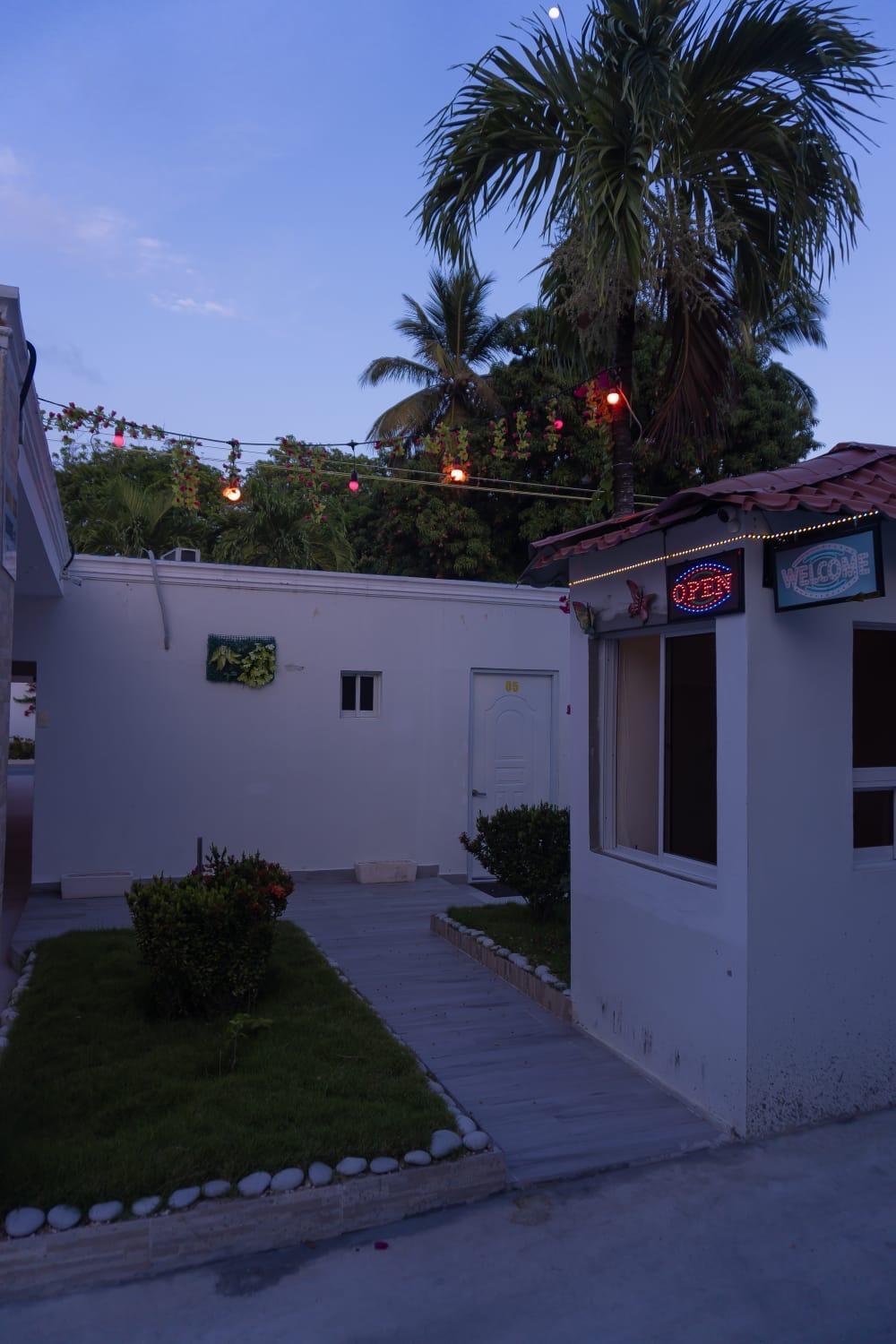 Hotel1325 Bani Bagian luar foto